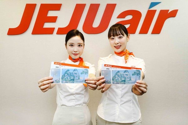 제주항공 승무원들이 국가유산청·국가유산진흥원과 함께 K-Heritage 래핑 항공권을 보이고 있다. 사진=제주항공