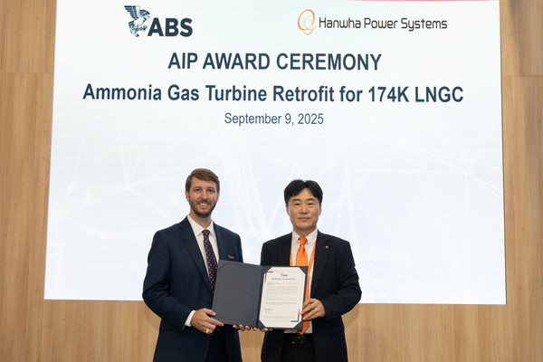 이탈리아 밀라노 가스텍 2025 현장에서 조슈아 디빈 ABS 글로벌해양사업개발 부사장과 김형석 한화파워시스템 선박솔루션사업부장이 기념 사진을 찍고 있다. 사진=한화파워시스템