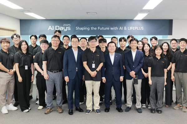 서울 여의도 63빌딩에서 열린 'AI DAYS 2025'에서 한화생명 권혁웅, 이경근 대표이사와 임직원들이 기념촬영을 하고 있다. 사진제공=한화생명