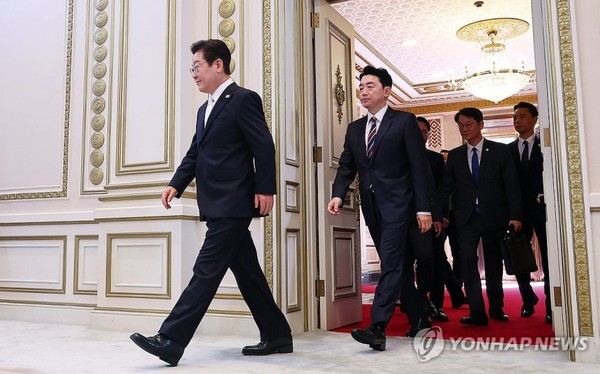 이재명 대통령이 11일 취임 100일 기자회견 '회복을 위한 100일, 미래를 위한 성장'을 위해 청와대 영빈관에 입장하고 있다. 사진=연합뉴스.