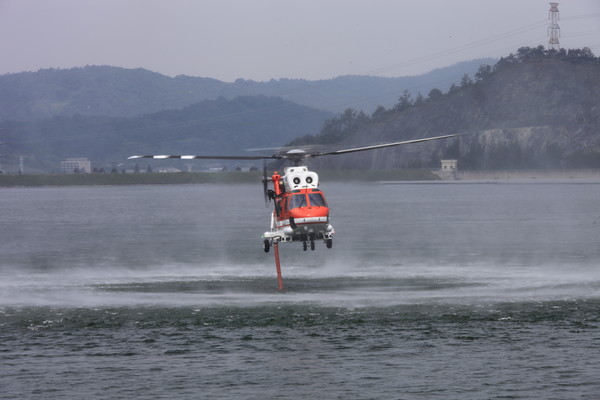 최대 2.5톤까지 물을 담을 수 있는 수리온 산불진화 헬기. 사진=KAI