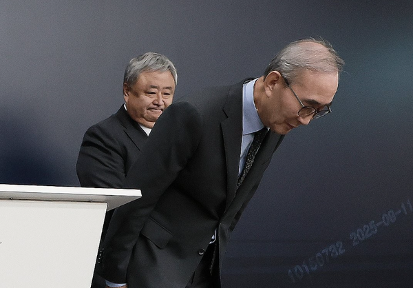 김영섭 대표가 고개를 숙이고 있다. 사진=연합뉴스