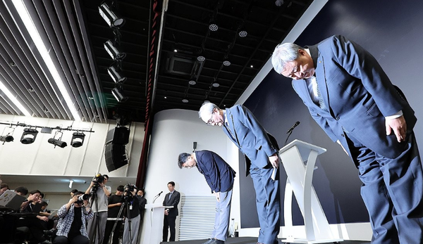 KT 경영진이 사과하고 있다. 사진=연합뉴스