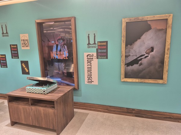 행사장 곳곳에 지드래곤 관련 시각물과 굿즈가 전시돼 있었다. 사진=박상준 이코노믹리뷰 기자