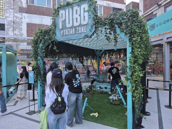 관람객들이 MORTA ZONE에서 모형 박격포를 발사하고 있다. 사진=박상준 이코노믹리뷰 기자 