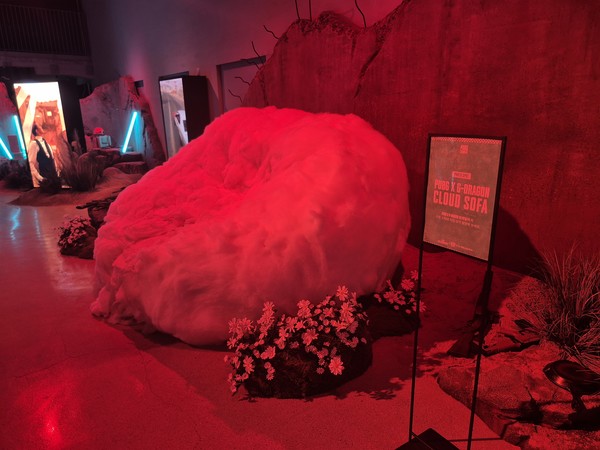 트레일러에 등장하는 구름 소파. 직접 앉아서 사진을 찍을 수 있다. 사진=박상준 이코노믹리뷰 기자