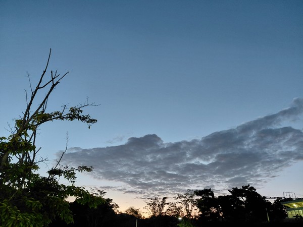 석양 무렵의 구름 모습.  마치 커다란 새가 다가오는 붉은 노을을 남겨 두고 더 큰 비상을 하는 듯했습니다.