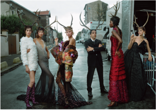 자라의 모기업 인디텍스 그룹의 마르타 오르테가 페레즈 재단(Marta Ortega Pérez Foundation, MOP 재단)이 미국의 사진작가 애니 레보비츠(Annie Leibovitz)의 스페인 첫 대규모 회고전 '원더랜드(Wonderland)'를 11월 22일부터 스페인 라 코루냐에 위치한 MOP 재단 전시 공간에서 개최한다. 사진 출처 = 마르타 오르테가 페레즈 재단.