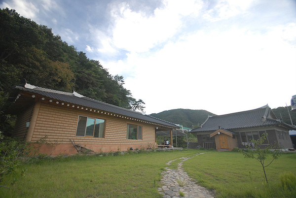 정읍시 내장산 자락을 따라가면 ‘달맞이골’이라 불리는 월영마을이 있다. 마을 안쪽 길로 쭉 들어가면, 대문 없는 아치형 틀의 집이 있다. 그 안으로 들어가면 너른 마당이 나오고, 툇마루 위에는 ‘샘소리터’라는 현판이 붙어있다. 영원한 풍류인으로 살고자 하는 터지기 김문선 선생이 지은 풍류방이다.