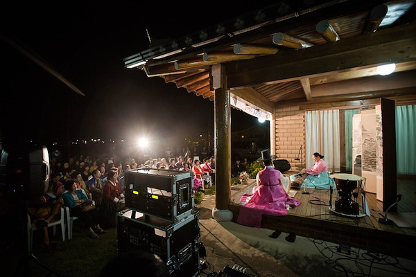 샘소리터에서는 매달 합주 모임과 강습, 차모임이 있다. 봄과 가을에는 어울마당이라는 큰 풍류잔치가 열린다. 2025년 9월 넷째주 토요일에 38번째 잔치가 열린다.