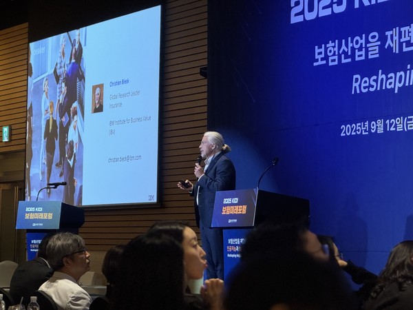 크리스찬 비엑(Christian Bieck) IBM 기업가치연구소의 유럽 총괄 리더가  'AI 시대, 보험산업의 미래와 전략'을 주제로 발표하고 있다. 사진=박수아 기자