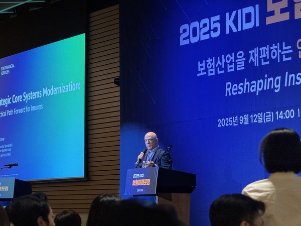 테리 부크너 (Terry Buechner) 아마존웹서비스 글로벌 보험 코어시스템 리더가 'AWS의 보험 코어시스템 전환 성공사례'를 주제로 발표하고 있다사진=박수아 기자
