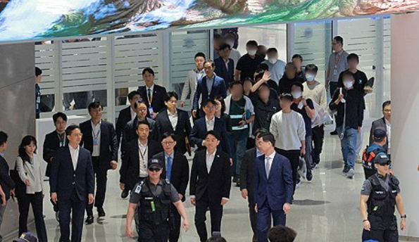 인천공항을 통해 돌아오는 한국인 직원들. 사진=연합뉴스