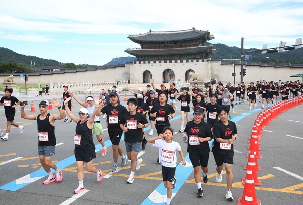 경복궁을 배경으로 달리는 '마블런 서울 2025' 참가자들. 사진 제공 = 월트디즈니 컴퍼니 코리아.