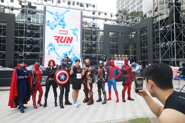 14일 오전 서울광장에서 열린 ‘마블런 서울 2025’ 행사에서 마블 캐릭터 코스튬을 입은 팬들이 참가자들과 함께 어울려 도심에서 열린 가을 축제를 즐기고 있다. 사진 제공 = 월트디즈니 컴퍼니 코리아.