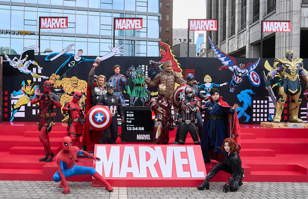 '히어로의 전당'에서 포즈를 취하고 있는 마블 히어로 코스튬을 입은 팬들. 사진 제공 = 월트디즈니 컴퍼니 코리아.