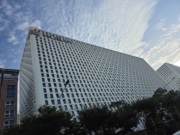 호반그룹 계열사 대한전선이 14년만에 공모채 시장에 복귀해 흥행에 성공했다. 대한전선은 2021녁 호반그룹에 인수된 이후에도 필요 자금을 모회사인 호반그룹을 통한 차입, 유상증자 및 사모전환사채(CB) 발행 등을 통해 조달해 왔다. 대한전선의 공모채 시장 복귀는 대규모 설비투자를 앞두고 자금조달 수단을 다변화하려는 전략으로 풀이된다. 호반그룹 사옥. 사진=김호성 기자.