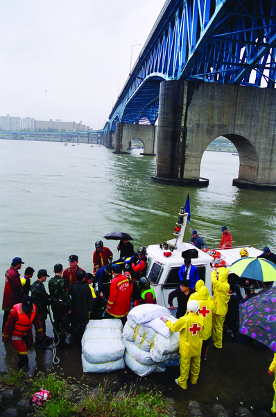 1994년 서울 성수대교 붕괴 현장에서 긴급구호활동 중인 적십자 구호요원. 사진 출처 = 적십자사 서울지사.