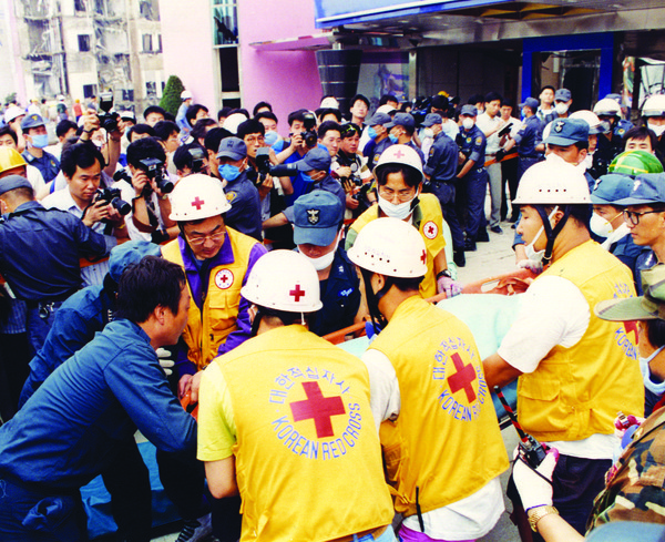 1995년 삼풍백화점 붕괴 현장에서  구화활동 중인 적십자 구호요원. 사진 출처 = 적십자사 서울지사.