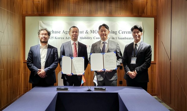 몽골 현지에서 진행된 MOU 협약식현장, 좌측부터 Magnai Trade CEO Sodbayar Ganzorig, Gmobile CEO Magnai Ganzorig, 차봇 모빌리티 조준상 부대표(CFO), 해외사업팀 강산성 팀장. 사진=차봇모빌리티