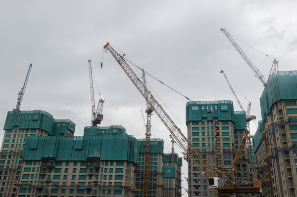 국내 한 건설현장 타워크레인. 사진=연합뉴스