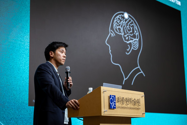 15일 강남구 한국고등교육재단 빌딩에서 열린 최종현학술원·한국고등교육재단·크래프톤 공동 주최 특별 강연에서 서동진 뉴럴링크 공동 창업자가 뇌-컴퓨터 인터페이스의 미래를 주제로 강연하고 있다. 사진=최종현학술원