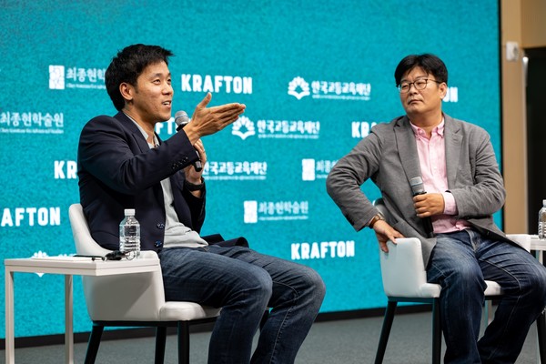 15일 한국고등교육재단 빌딩(서울 강남구)에서 열린 최종현학술원·한국고등교육재단·크래프톤 공동 주최 특별 강연에서, 서동진 뉴럴링크 공동 창업자가 정재승 KAIST 뇌인지과학과 학과장 겸 융합인재학부 학부장과 함께 대담을 진행하고 있다. 사진=최종현학술원