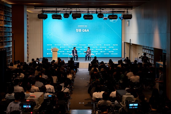 15일 한국고등교육재단 빌딩(서울 강남구)에서 열린 최종현학술원·한국고등교육재단·크래프톤 공동 주최 특별 강연에서, 서동진 뉴럴링크 공동 창업자가 정재승 KAIST 뇌인지과학과 학과장 겸 융합인재학부 학부장과 함께 대담을 진행하고 있다. 사진=최종현학술원
