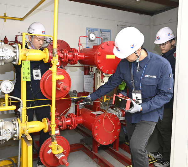 지난 15일, 한국공항공사 내부 시설전문가와 한국가스안전공사의 가스안전진단 전문가로 구성된 합동점검반이 김포공항 가스공급시설에 대한 특별점검을 실시하고 있다. 사진=한국공항공사