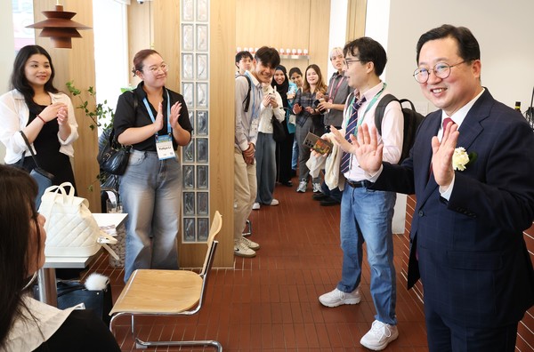 '2025 스타트업코리아 투자위크'가 16일 대전 유성구 욧골문화공원에서 개막한 가운데 이장우 시장(오른쪽)이 참석자들과 대화를 나누고 있다. 출처=대전시