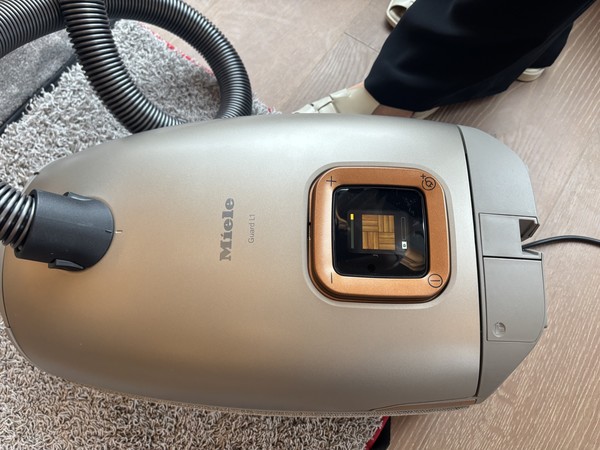 밀레코리아는 17일 서울 삼성동에 위치한 웨스틴 서울 파르나스 앰배서더 스위트에서 론칭행사를 개최하고 신제품 가드 청소기 시리즈를 최초로 선보였다. L1 제품의 LCD 디스플레이 인터페이스. 사진=이코노믹리뷰 김효경 기자