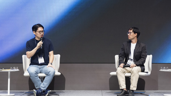 최성환 SK네트웍스 사업총괄 사장과 업스테이지 김성훈 대표가 ‘소버린 AI의 미래’를 주제로 대담을 진행하고 있다. 사진=SK네트웍스