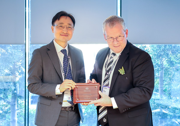 임광현 국세청장은 최근 호주 브리즈번에서 롭 헤퍼런 호주 국세청장과 양자회의를 열고 징수공조 업무협약을 체결한뒤 기념패를 교환하고 있다 . 출처=국세청