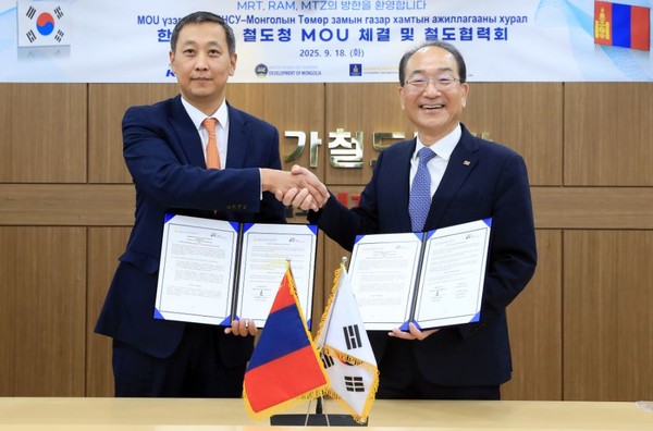 이성해 국가철도공단 이사장(오른쪽)이 아르토르 빔 바요 몽골 철도청장과 18일 대전본사에서 철도분야 협력 양해각서를 체결하고 있다. 출처=국가철도공단