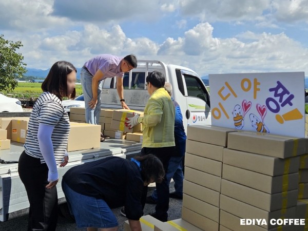 이디야커피 관계자들이 전북 정읍시로 전달된 사회공헌 물품을 운반하고 있다. 사진=이디야커피