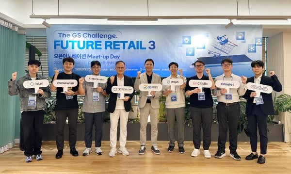 GS리테일이 지난 18일 서울 강남구 GS타워에서 ‘더 지에스 챌린지 퓨처 리테일’ 3기 밋업 행사를 개최하고 선발 스타트업과 공식적인 협업을 시작했다. 허서홍 GS리테일 대표(가운데)가 이영근 서울창조경제혁신센터장(좌측부터 네번째), 스타트업 대표들과 함께 파이팅을 외치고 있다. 사진=GS리테일