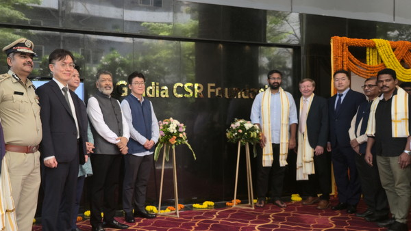 LG폴리머스 재단 관계자들이 마을 주민들과 함께 개소식 기념 촬영을 하고 있다. 사진=LG화학