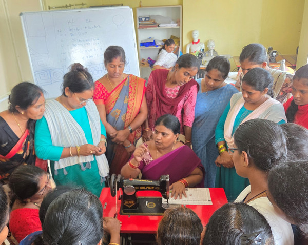 LG폴리머스 재단의 재봉 직업교육 훈련에 참가한 마을 주민들 모습. 사진=LG화학