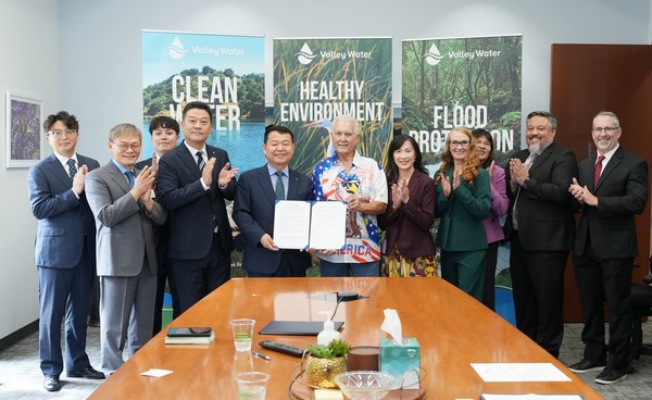 지난 18일(현지 기준) 미국 캘리포니아주 산호세에 있는 밸리워터 본사에서 열린 협약식에서 윤석대 한국수자원공사 사장(왼쪽 다섯번째), 리처드 산토스 밸리워터 이사회 부의장, 리타 찬 수석부사장 등 주요 참석자들이 기념촬영을 하고 있다. 출처=한국수자원공사