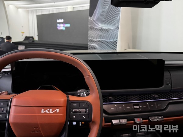 27일 서울 서초구 반포동 세빛섬에서 열린 '기아 더 타스만 테크 데이'. 타스만의 운전자 시야다. 사진=양정민 이코노믹리뷰 기자