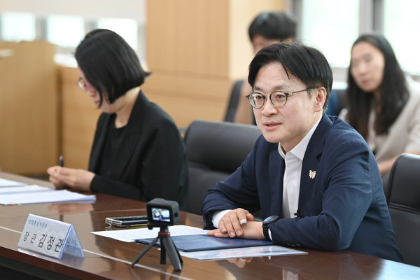 김정관 산업통상자원부 장관이 울산 남구 석유화학산업단지에서 열린 울산 석유화학기업 사업재편 간담회를 주재하고 있다. 사진-연합뉴스