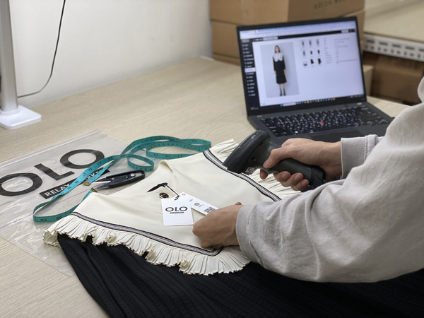 오엘오 릴레이 마켓 판매 전 검수 과정. 사진=코오롱FnC