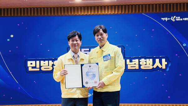 민방위대 50주년 기념행사에서 '2025년 민방위 업무 발전 유공 행안부 장관상'을 수상한 뒤 정재욱 한국수력원자력 비상계획실장(오른쪽)이 사진 촬영하고 있다. 사진=한국수력원자력