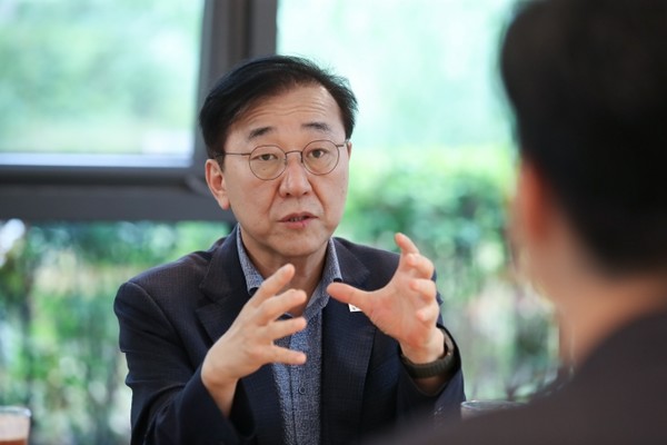 김윤덕 국토교통부 장관이 19일 경기 성남시 수정구 '위례자이 더 시티'를 찾아 입주민과 간담회를 가졌다. 사진=국토교통부