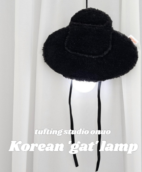 오노오는 ‘케데헌’사자보이즈의 시그니처로 해외에서도 유명세를 탄 전통 갓을 터프팅 램프 만들기로 선보였다.