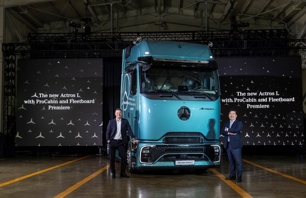 더 뉴 악트로스 L 프로캐빈 & 플릿보드 프리미어(왼쪽부터 스타트럭코리아 안토니오 란다조 CEO, 동근태 대표). 사진=스타트럭코리아