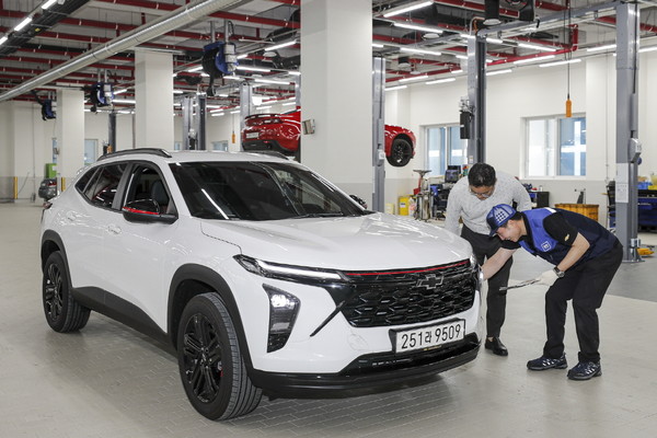 한국GM 서비스센터에서 정비사가 차량을 손 보고 있다. 사진=한국GM