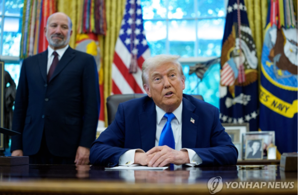 트럼프 대통령이 19일(현지시간) 백악관 집무실에서 H-1B 비자 프로그램을 대대적으로 개편하는 내용의 포고문에 서명했다. 사진=연합뉴스.