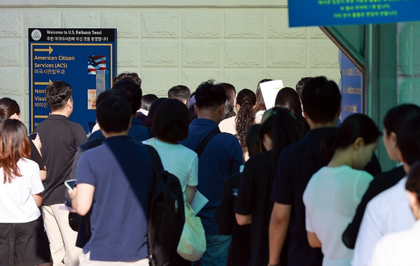 미국 비자를 받으려 대사관에 모여든 사람들. 사진=연합뉴스