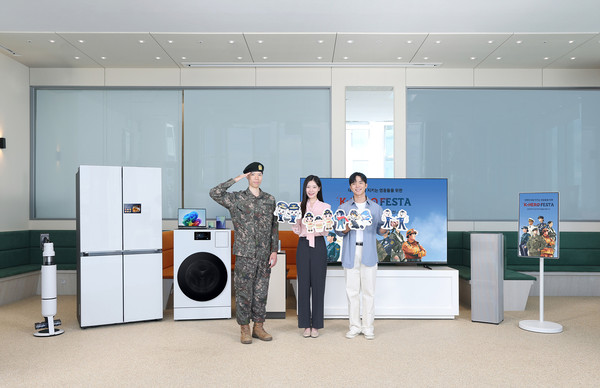 삼성전자 모델이 군인∙경찰∙소방∙교정 공무원 등을 대상으로 풍성한 혜택을 제공하는 'K-히어로 페스타'를 소개하고 있다. 사진=삼성전자